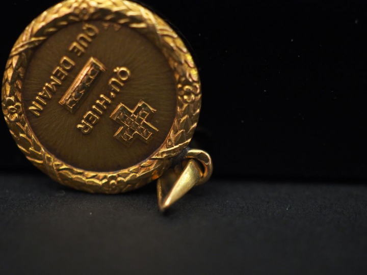 Ensemble comprenant :  - une médaille en or jaune, marquée "+ qu'hier 