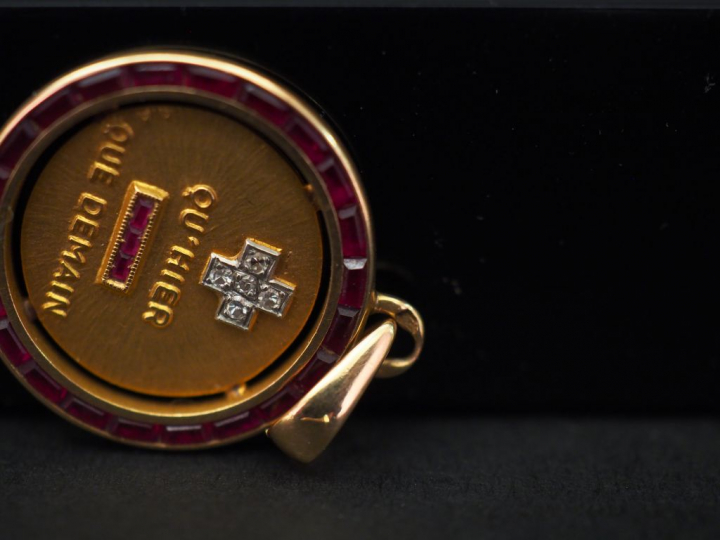 Ensemble comprenant :  - une médaille en or jaune, marquée "+ qu'hier 