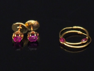 Vente aux enchères Ensemble comprenant : -	 une paire de petites créoles en or jaune, ser