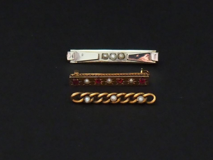 Ensemble comprenant :  - une petite broche barrette en or jaune, à déc