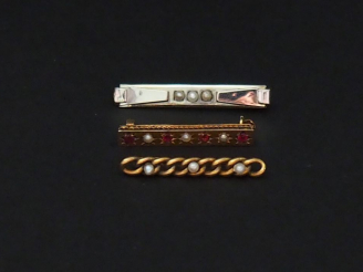 Vente aux enchères Ensemble comprenant :  - une petite broche barrette en or jaune, à déc