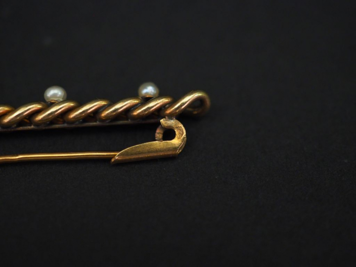 Ensemble comprenant :  - une petite broche barrette en or jaune, à déc