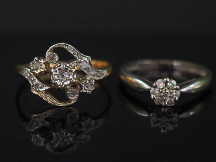 Ensemble comprenant :  - une bague en or jaune, en forme de motif styl