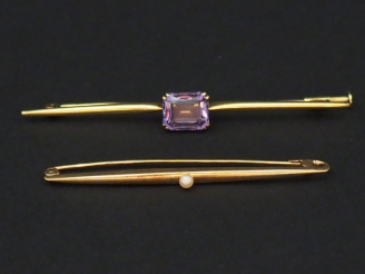 Vente aux enchères Ensemble comprenant :  - une broche barrette en or jaune, sertie en so