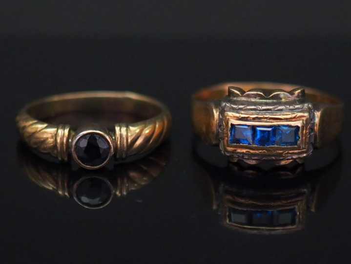 Ensemble comprenant :  - une bague en or jaune, sertie en son centre d