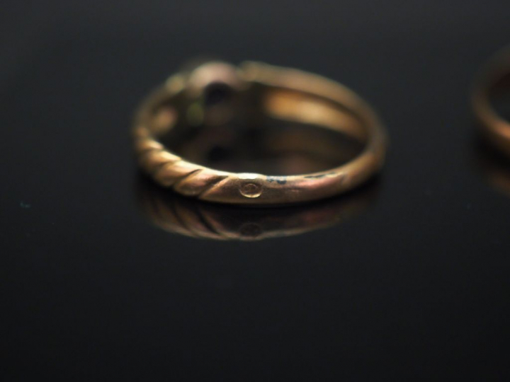 Ensemble comprenant :  - une bague en or jaune, sertie en son centre d