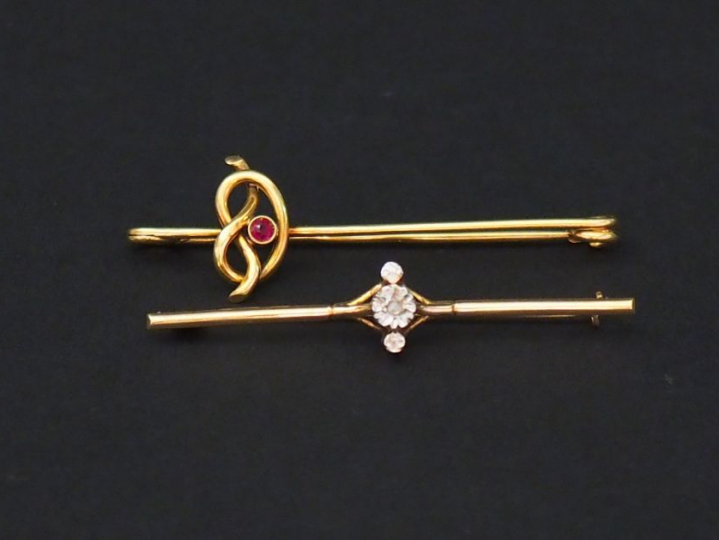 Ensemble comprenant :  - une broche en or jaune, à décor d'un motif st