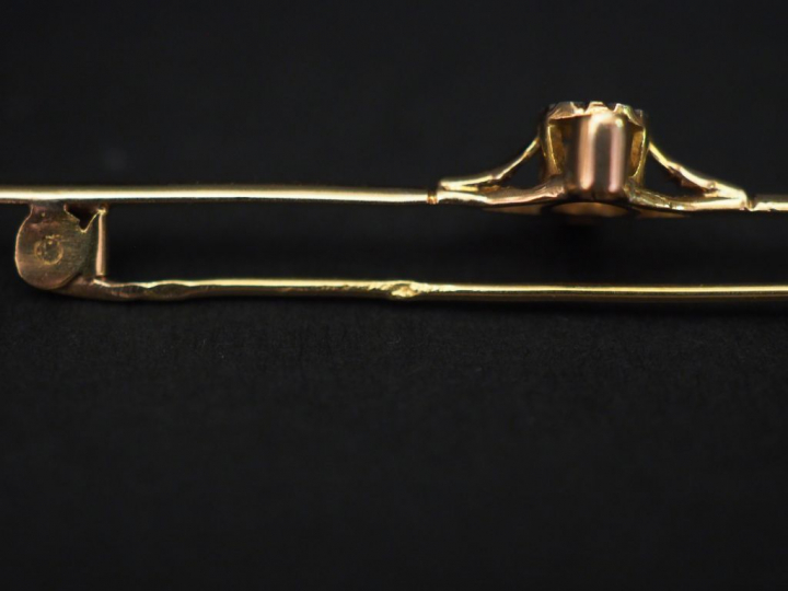 Ensemble comprenant :  - une broche en or jaune, à décor d'un motif st