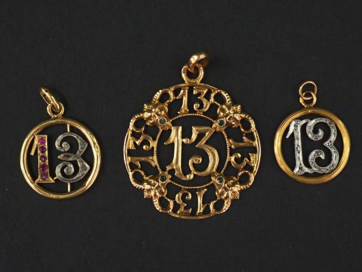 Ensemble comprenant :  -	 un pendentif en or jaune et pierres de coule