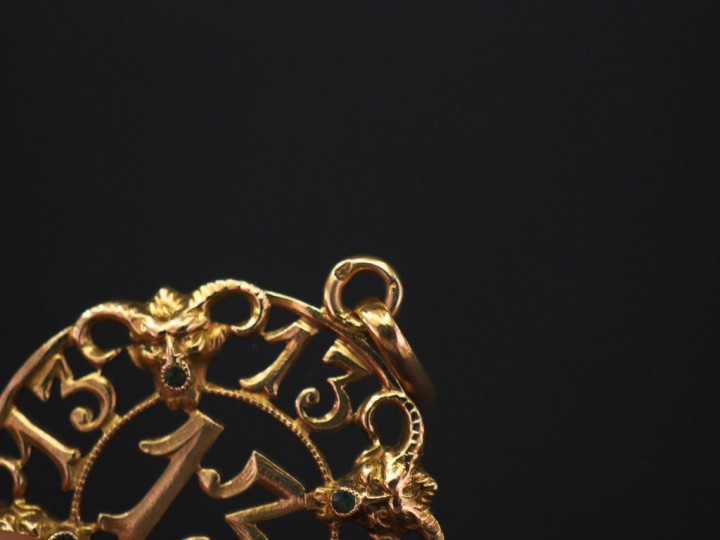 Ensemble comprenant :  -	 un pendentif en or jaune et pierres de coule