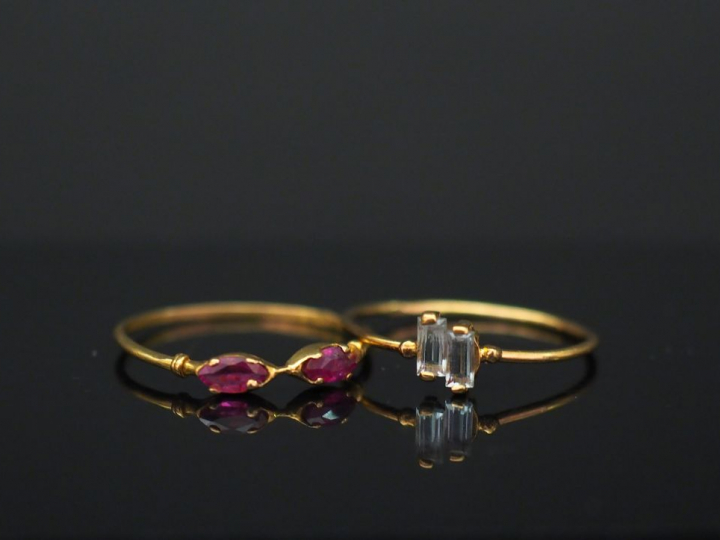 Ensemble comprenant :  - une petite bague en or jaune, sertie de deux 