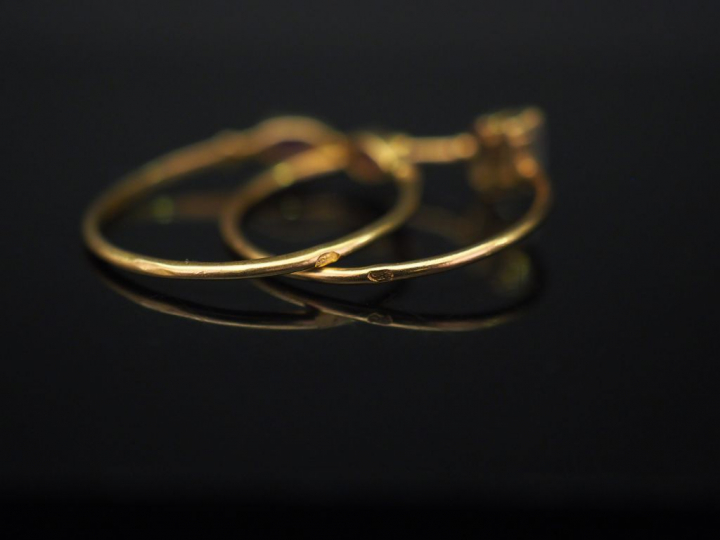 Ensemble comprenant :  - une petite bague en or jaune, sertie de deux 