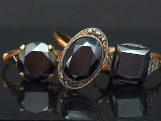 Vente aux enchères Ensemble comprenant :  - une bague ovale en or jaune et argent, sertie