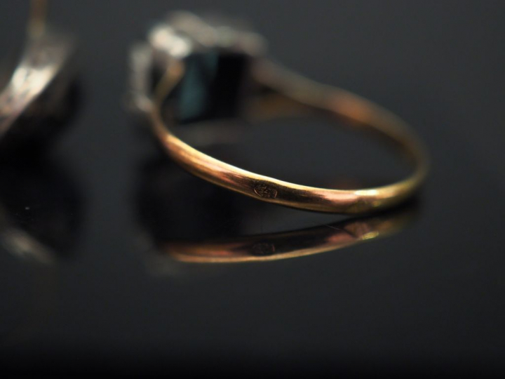 Ensemble comprenant :  - une bague ovale en or jaune et argent, sertie