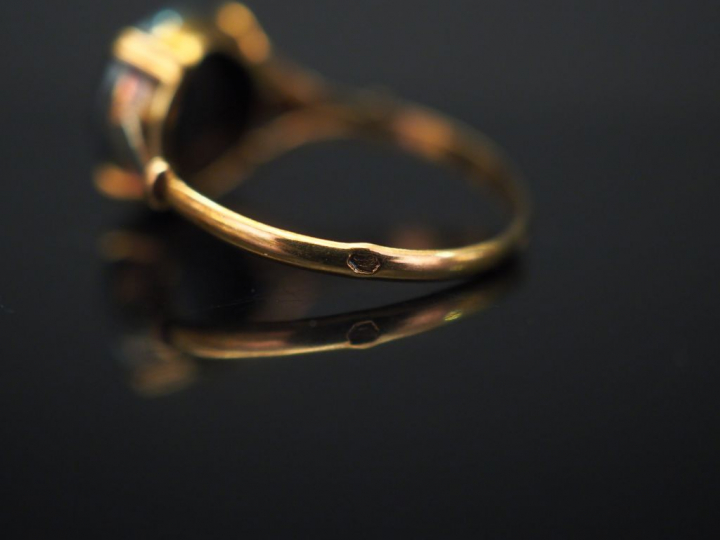 Ensemble comprenant :  - une bague ovale en or jaune et argent, sertie