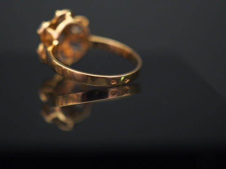 Ensemble comprenant :  - une alliance américaine en or jaune, sertie d