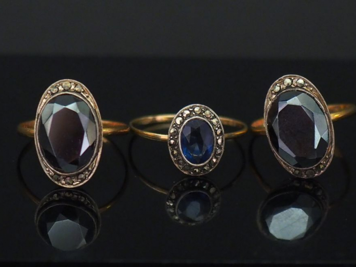 Ensemble comprenant :  - deux bagues ovales en or jaune et argent, ser