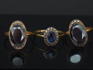 Vente aux enchères Ensemble comprenant :  - deux bagues ovales en or jaune et argent, ser