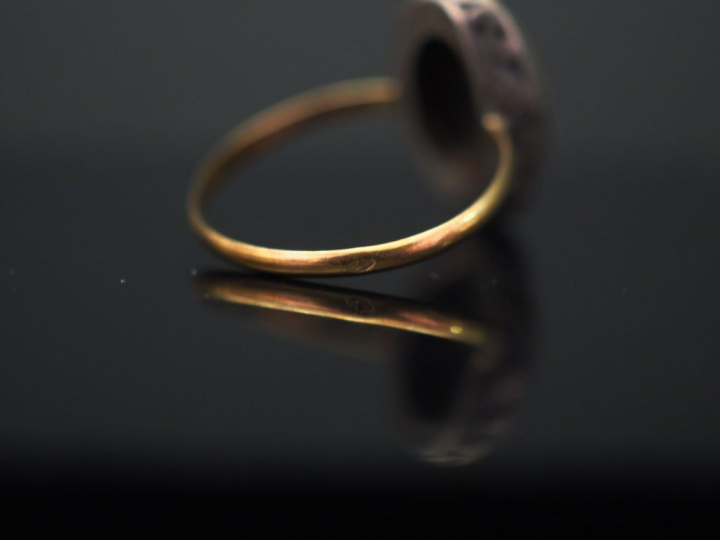 Ensemble comprenant :  - deux bagues ovales en or jaune et argent, ser