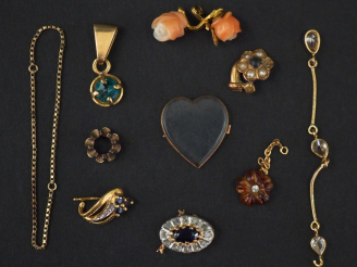 Vente aux enchères Pendentif en or jaune, serti en son centre d’une pierre verte.  H. 1,8