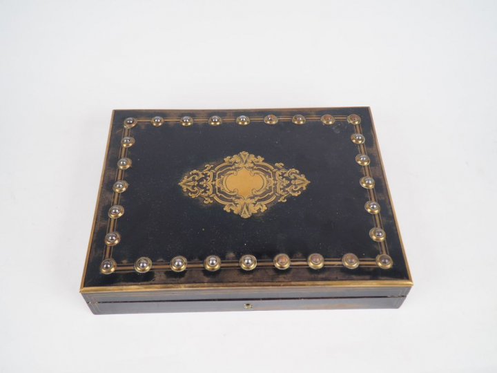 Coffret à jeux Napoléon III en marqueterie Boulle, à décor de cabochon