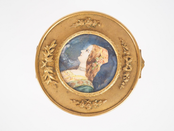 Boite 1900 de style Louis XVI en cristal et laiton, ornée d'une miniat