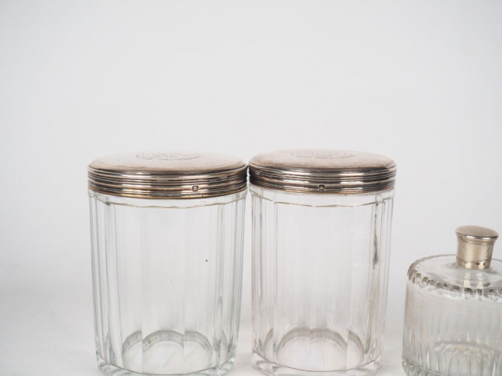 Quatre différentes boites de toilette en cristal et argent.