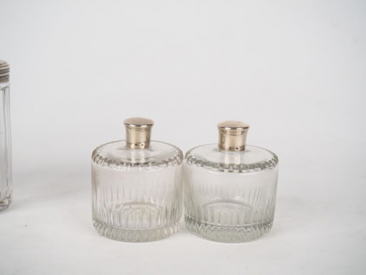 Quatre différentes boites de toilette en cristal et argent.