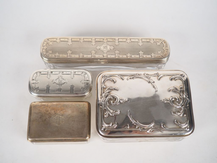Quatre boites de toilette rectangulaires en argent et cristal.