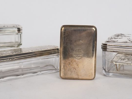 Quatre boites de toilette rectangulaires en argent et cristal.