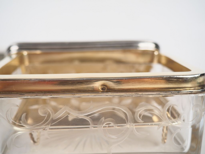 Quatre boites de toilette rectangulaires en argent et cristal.