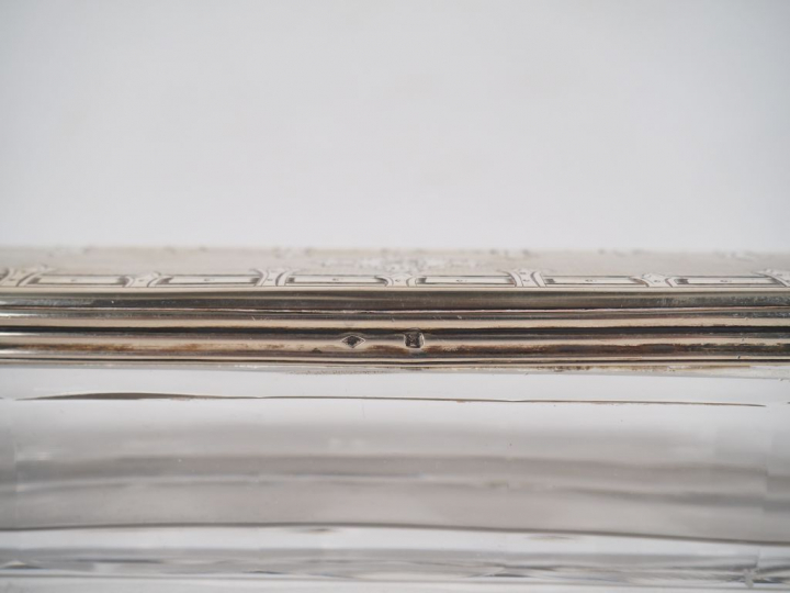 Quatre boites de toilette rectangulaires en argent et cristal.