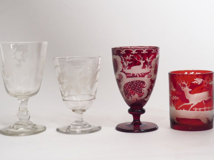 Lot de Quatre différents verres en cristal et cristal de Bohème. au