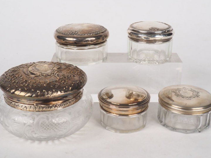 Cinq boites en argent et cristal dont une à décor d'armoiries.