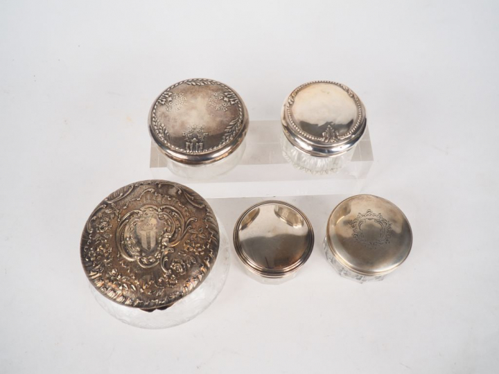 Cinq boites en argent et cristal dont une à décor d'armoiries.