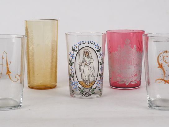 Sept différents verres souvenir en cristal.