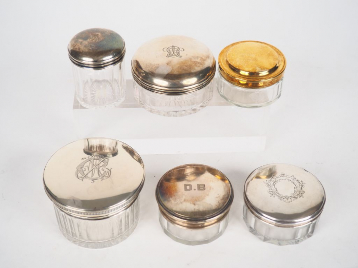 Six différentes boites de toilette en cristal et argent dont quatre à 