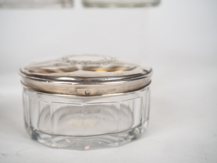 Six différentes boites de toilette en cristal et argent dont quatre à 