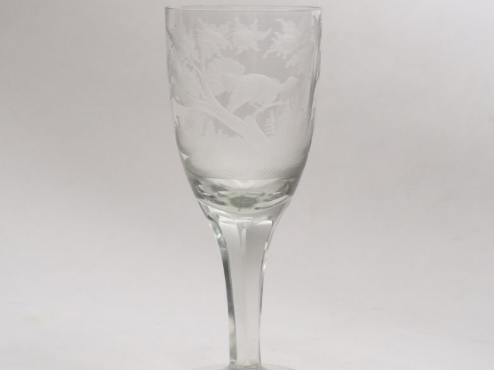 Mazagran en cristal de Bohème, à décor de faisan et de paysage. H. 22 