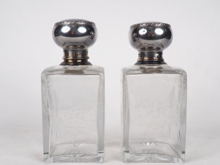 Paire de flacons de toilette en cristal et argent, à décor de guirland