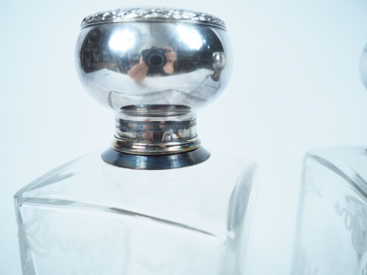 Paire de flacons de toilette en cristal et argent, à décor de guirland