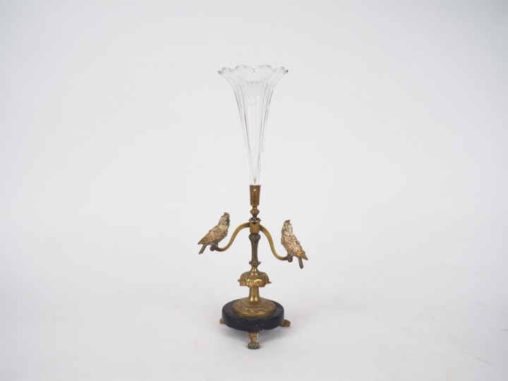 Vase soliflore 1900 en bronze et cristal, à décor de hara se balançant