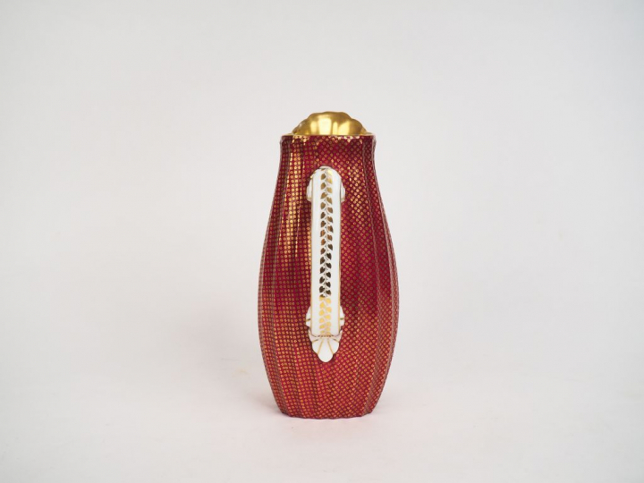 Pichet de style Louis XVI en porcelaine, à décor de fleurettes sur fon