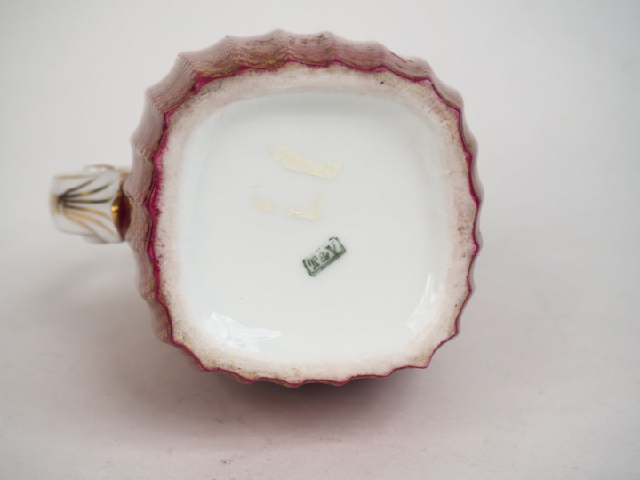 Pichet de style Louis XVI en porcelaine, à décor de fleurettes sur fon