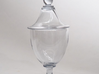 Vente aux enchères Drageoir en cristal. H. 30 cm