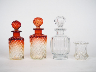 Vente aux enchères BACCARAT.  Deux flacons de toilette en cristal rouge.  On y  joint un 
