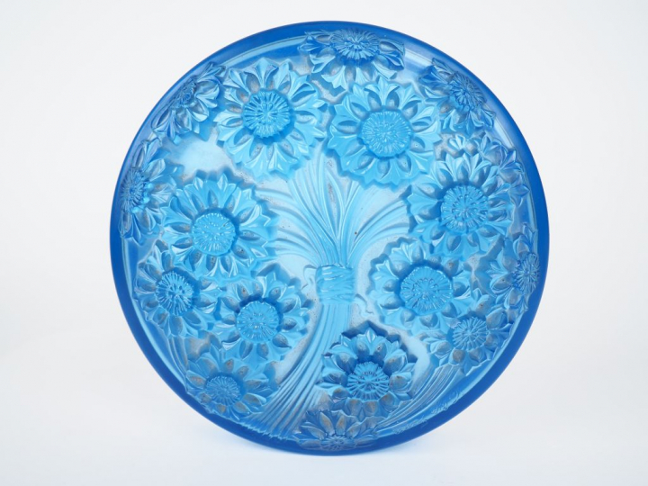 VERLYS France.  Boite ronde en verre moulé, à décor d'un bouquet de fl