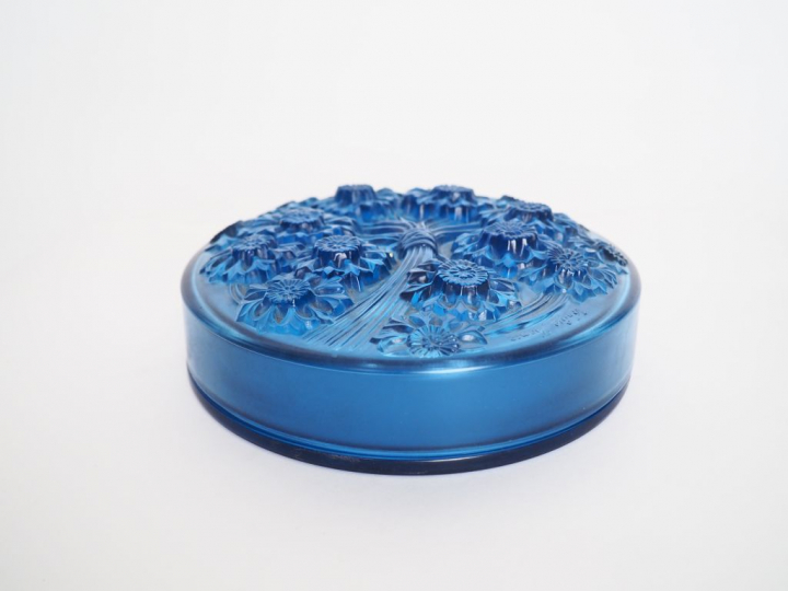VERLYS France.  Boite ronde en verre moulé, à décor d'un bouquet de fl