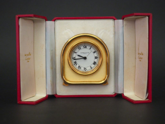 Vente aux enchères CARTIER. Pendulette dans son coffret. Dim. 7,8 x 7,5 cm.