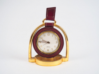 Vente aux enchères LONGCHAMP.  Pendulette en bronze et cuir en forme d'éperon.  Dim. 18 x
